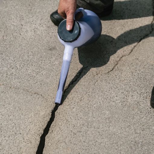 Plastik-Gießkanne für Asphalt-Rissfüller